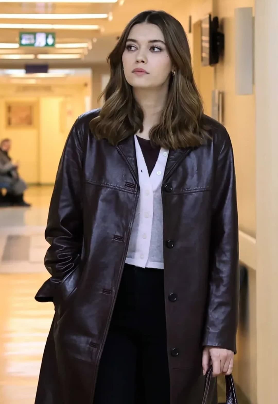 10 Şubat Abi dizisi 5.bölüm Çağla kıyafetleri deri